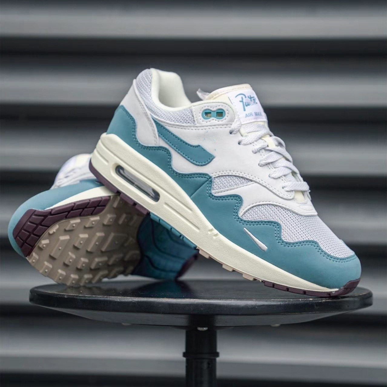 High-Quality Max 1 Air-Cushion Running Shoes Co-Branded with Barb Daisy Low-Top Wear-Resistant Cushioning Sports Running Shoes for Men and Women