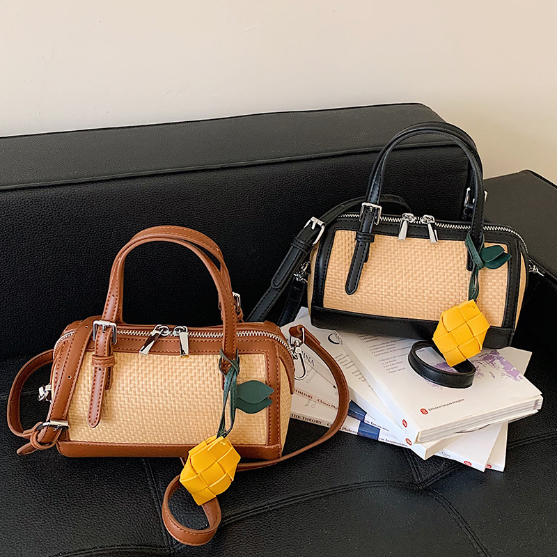 Korean Style Niche Straw Boston Bag for Women 2026 Summer New Fashion Color-Blocking Chain Crossbody Shoulder Bag Korean Style Niche Straw Boston Bag for Women 2026 Summer New Fashion Color-Blocking Chain Crossbody Shoulder Bag
