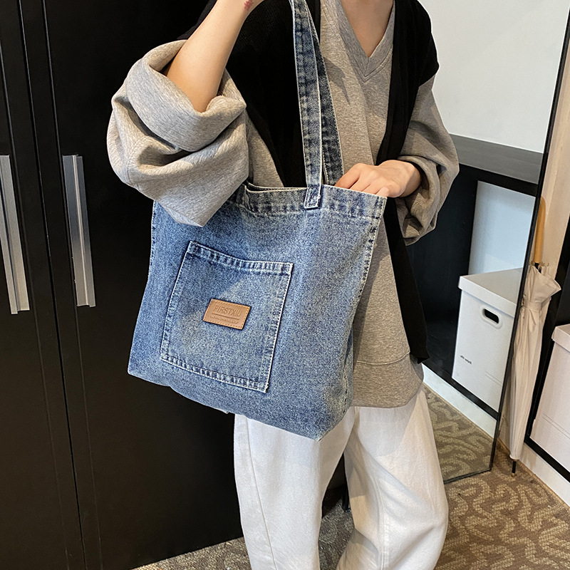Bolsa de denim casual de gran capacidad para mujeres 2024 nueva bolsa de hombro de viaje, bolsa universitaria ligera y versátil