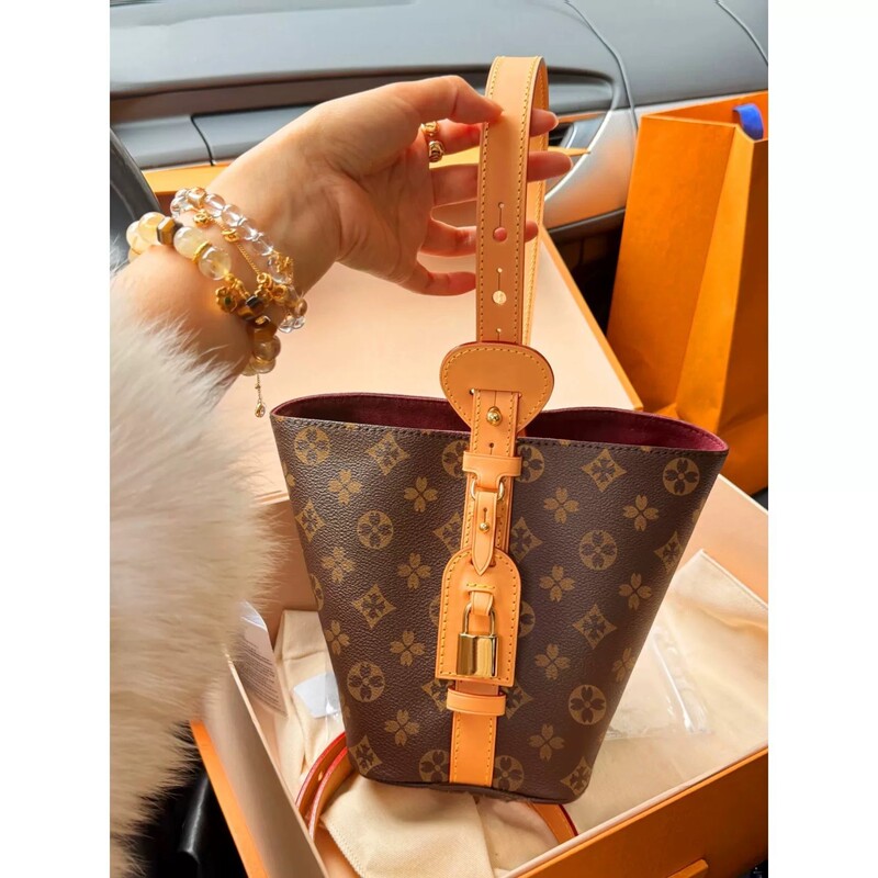Original with tags L Water Bucket V2025 new model with all-in-one chip genuine leather women's shoulder, crossbody, and handbag with printed design