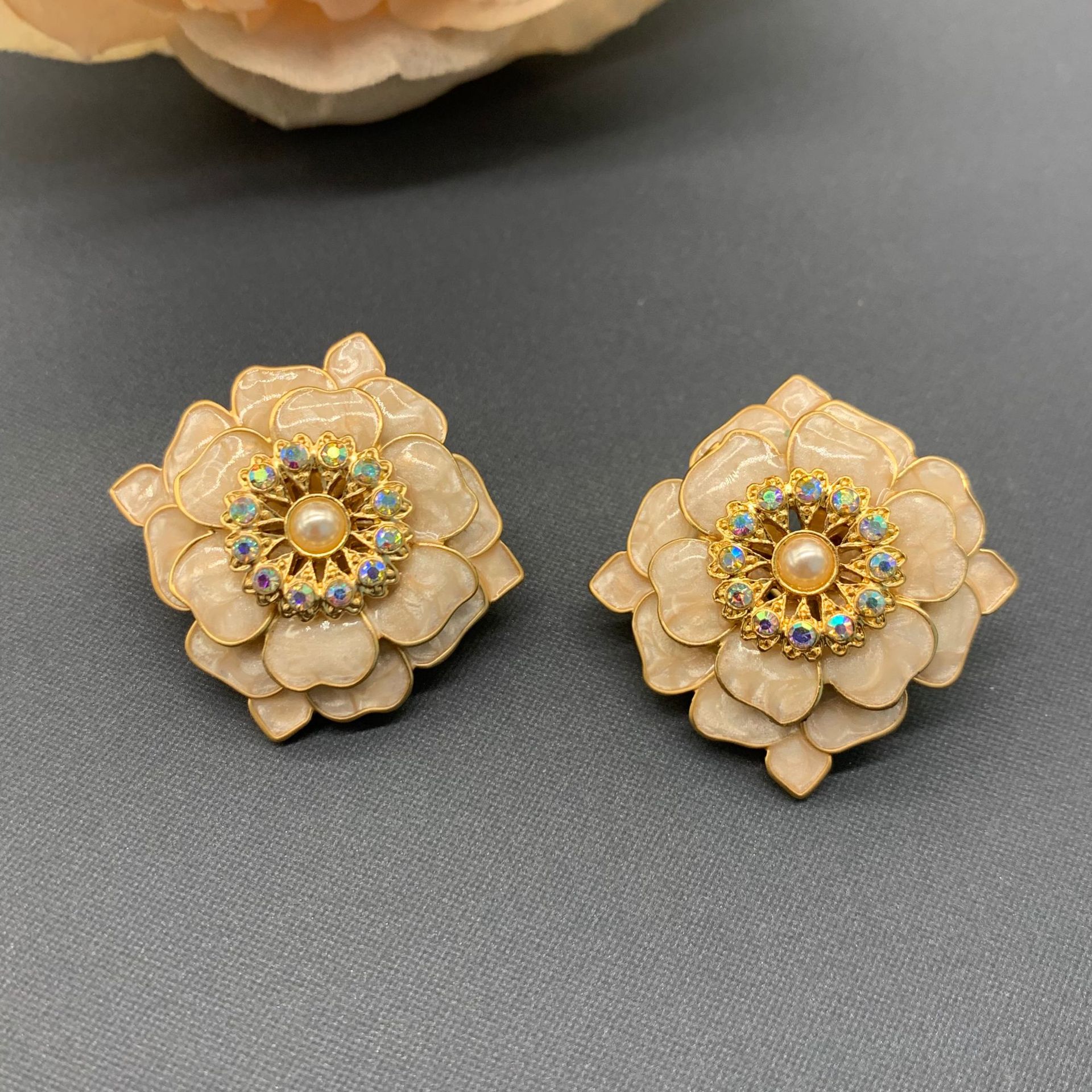 Qingdao Middle Ancient [Tea Words Tea Language] French court retro enamel three-layer three-dimensional petal brooch earring