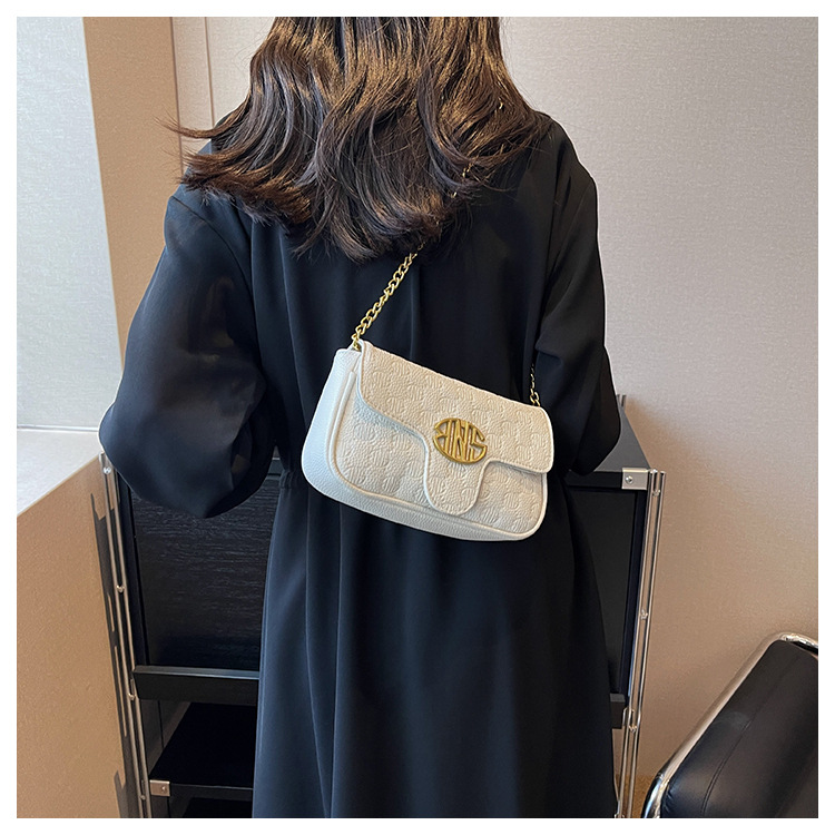 Torba na rame s lancem za žene s reljefnom teksturom moderna_voghion.com