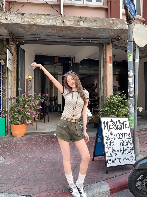 香港風シックなコントラストストライプラウンドネック半袖Tシャツレディース夏右肩Tシャツスリムフィットショートトップ|undefined