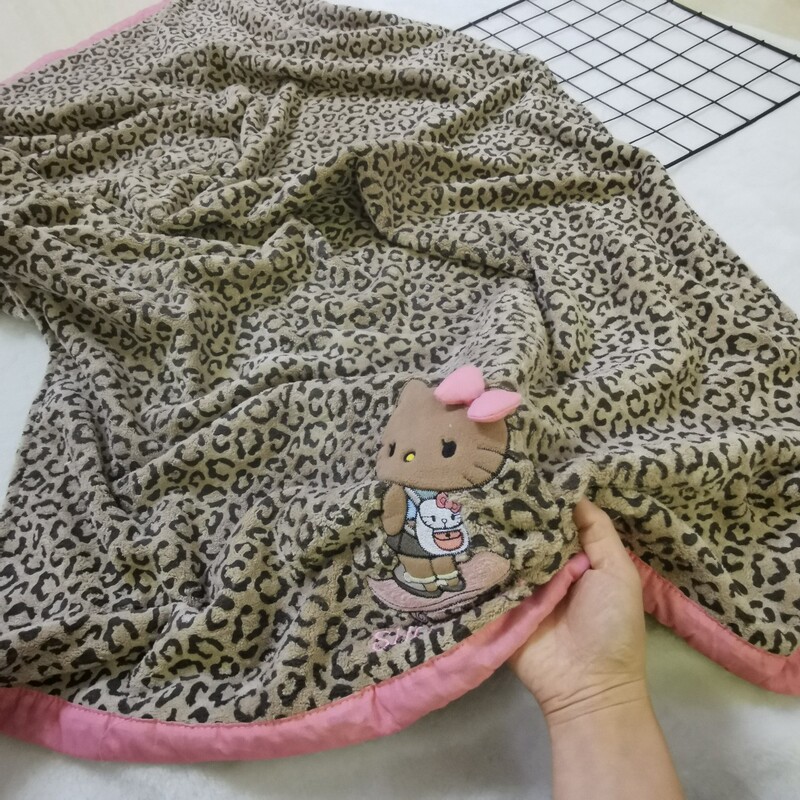 Shuangli Brand Leopard Print Kt Coral Fleece Extra Large Thick Bath Towel, Soft, Lint-Free, Highly Absorbent