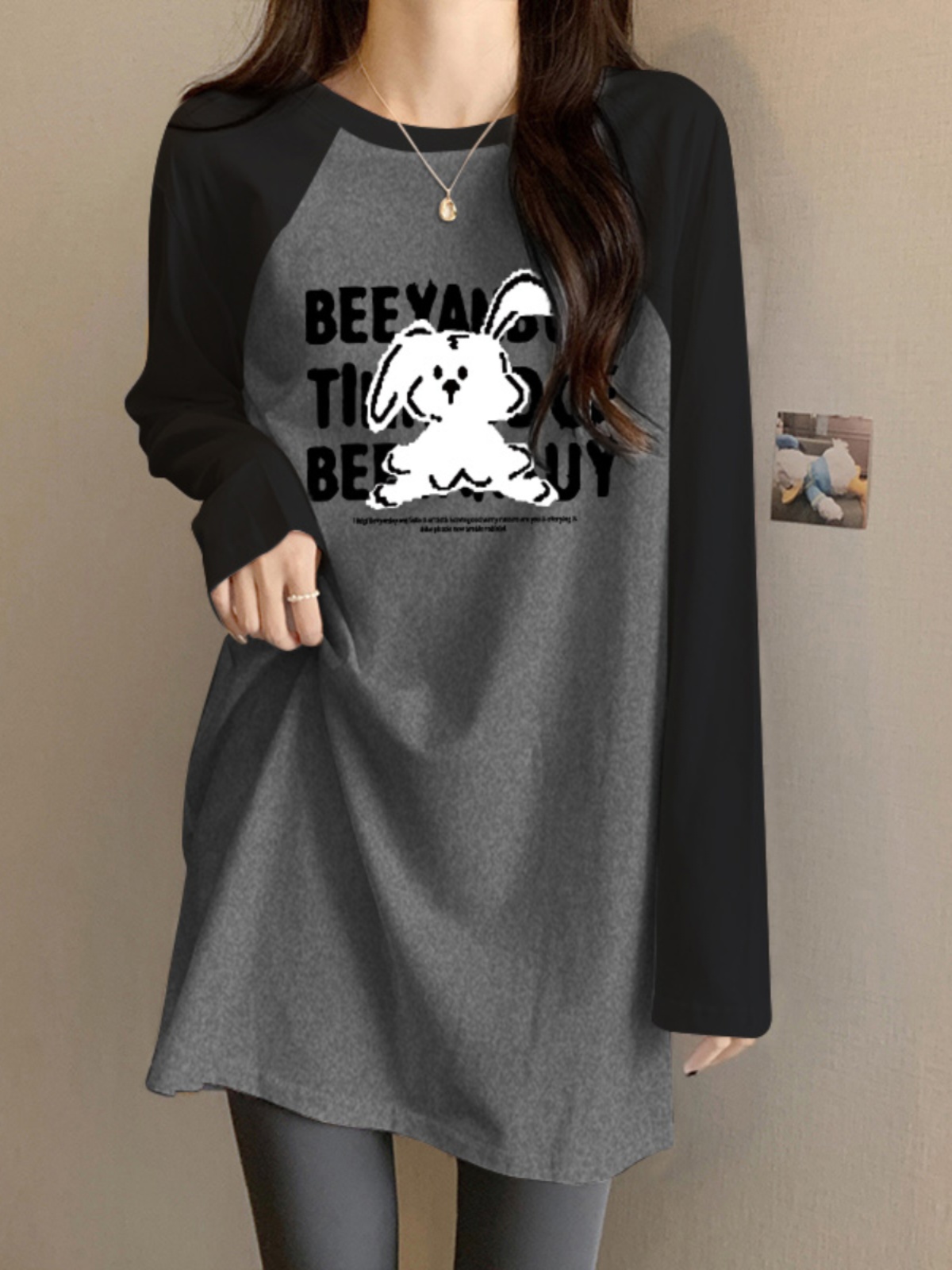 2025新款中长款长袖t恤女装春季加绒内搭打底衫搭配鲨鱼裤的上衣