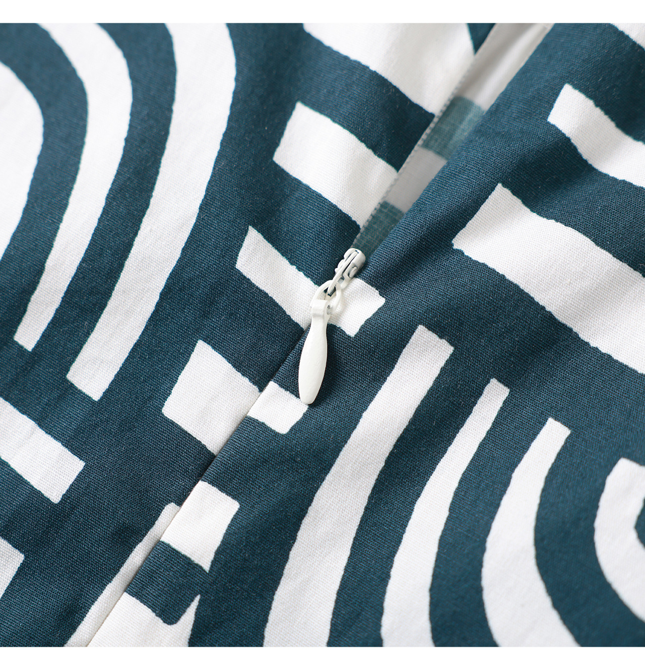 Đầm cotton in họa tiết hình học kẻ ô thắt eo không tay — In hình học chi tiết 22