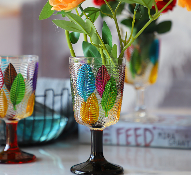 Title 3, Vintage Rotweinglas mit hohem Fuß, handbemalt m...