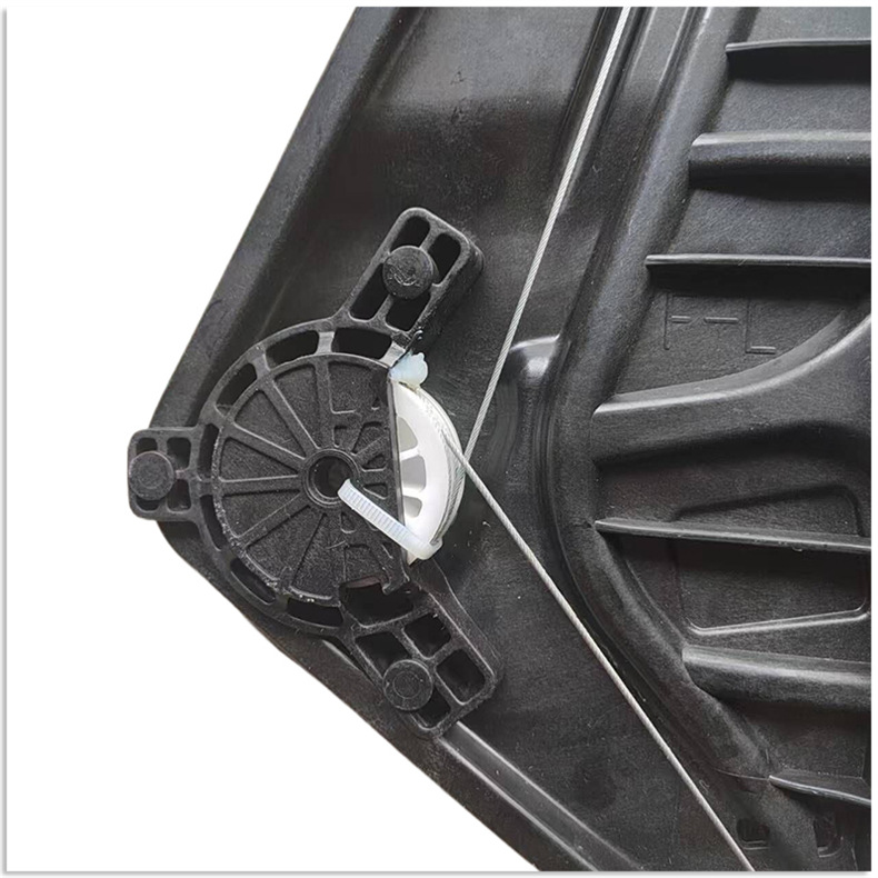 824012V010 Is Suitable for Imported Hyundai Car Parts, Such as the Glass Lift Bracket Without Motor