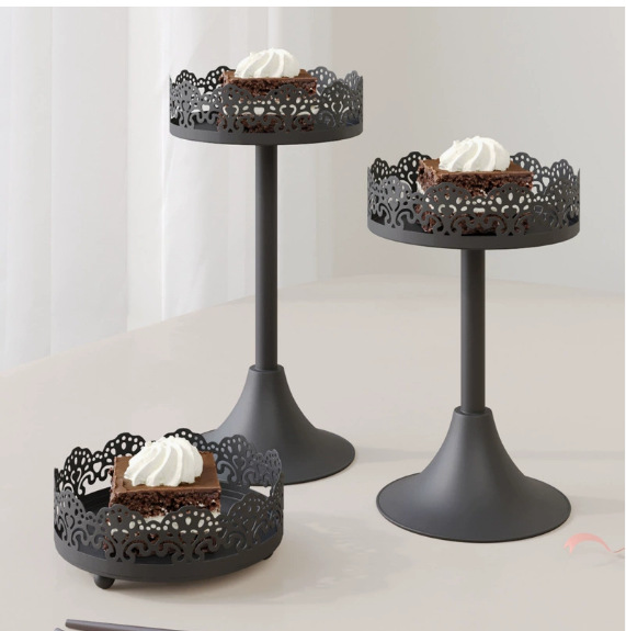 Transfronterizo oro boda postre decoración estante de pastel europeo props de boda de encaje plato de pastel hierro forjado marco de bocadillos