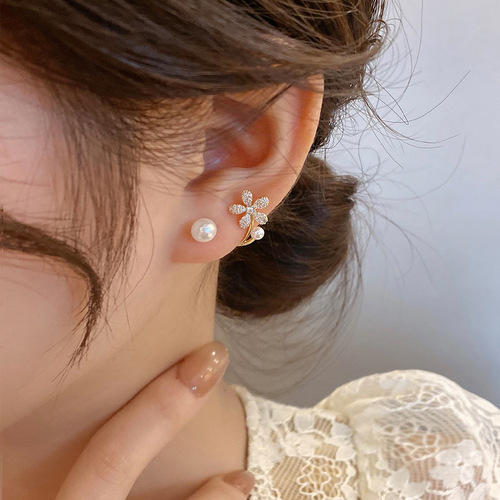 Korean niche high-end pearl flower earrings  new trendy earrings for women light luxury silver needle small earrings