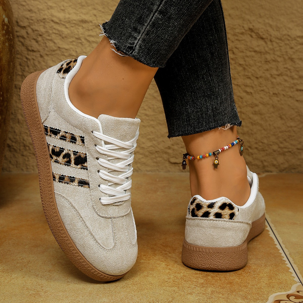 Comercio exterior de tamaño grande primavera y otoño nuevo retrógrado leopardo pequeño zapato blanco mujer transfronteriza correa de cabeza redonda de tamaño grande zapatos de skate casuales versátiles