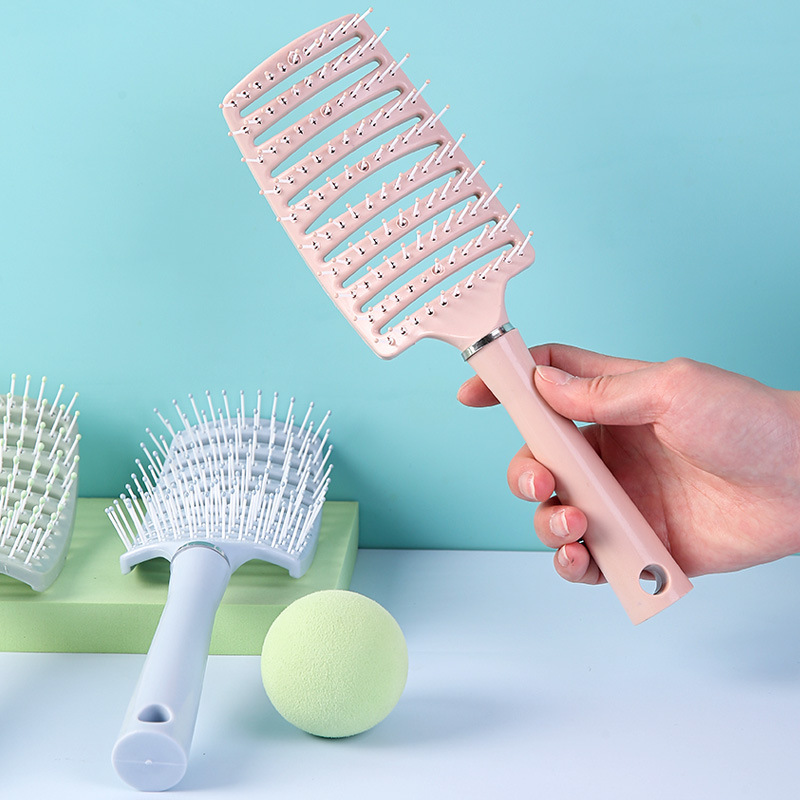 Peine curvo de gran volumen con dientes anchos y huecos para masaje, peinado y masaje del cuero cabelludo.
