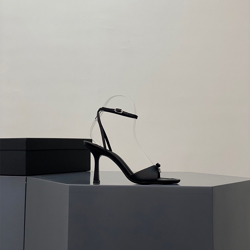 Nuevo tacones altos de seda con lazo de verano 2023 letras de diamante de agua sensuales femeninas con talón fino y dedos abiertos zapatillas rosas