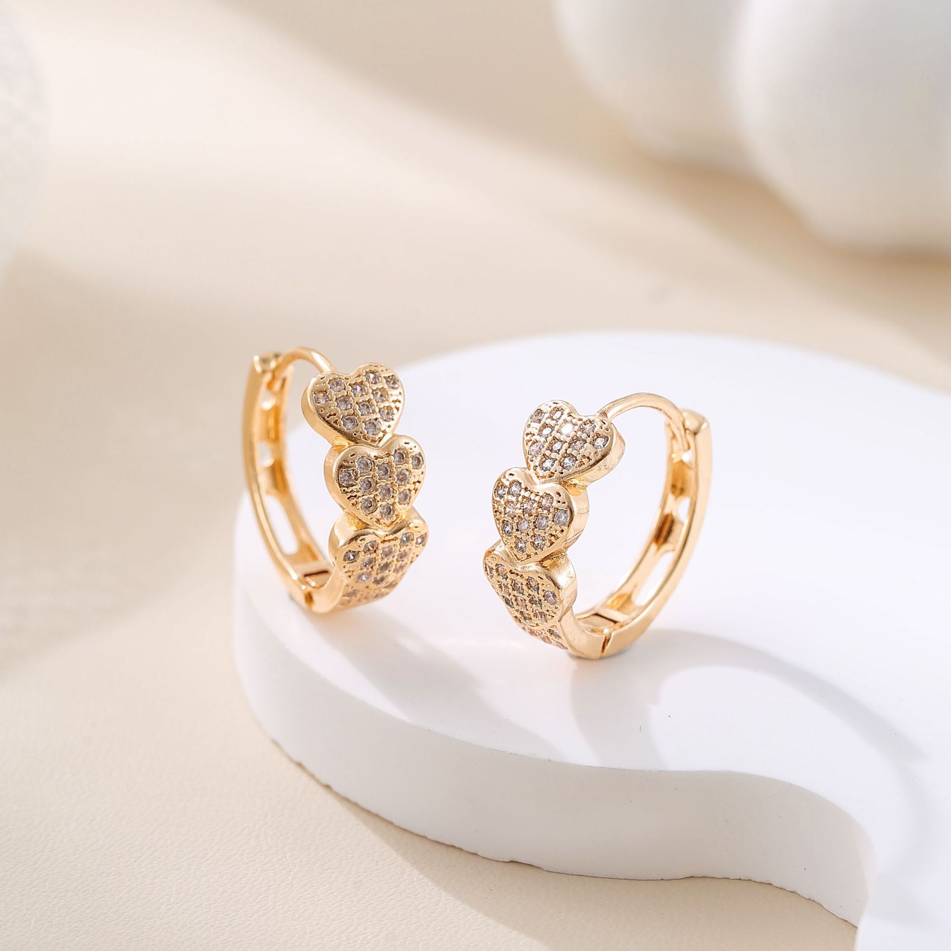 Europa y América pendientes personales transfronterizos Japón y Corea del Sur temperamento circón amor orejas nicho lujoso ligero joyas en forma de corazón