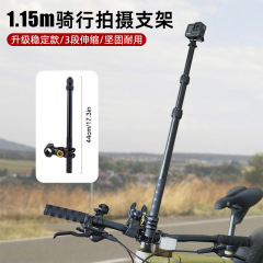 オートバイの自転車に乗るスタンドのスポーツカメラの第一視点は道路の車の自撮りの携帯電話のスタンドを撮影します。