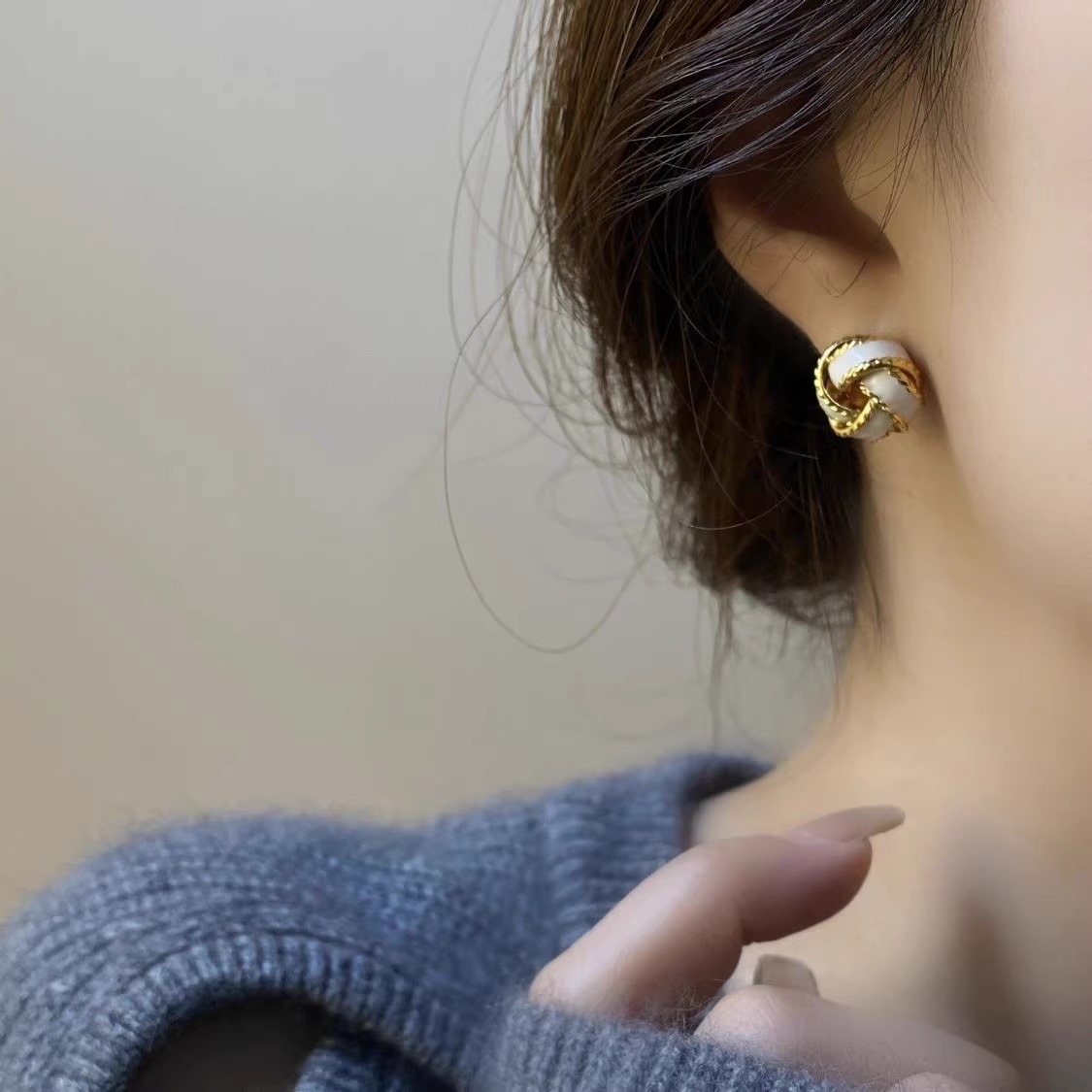 2024 Pendientes de lujo ligero de temperamento de nuevo estilo, sentido de diseño de nicho, pendientes de alta gama, nudos de esmalte de goteo, pendientes de bola redonda, mujeres