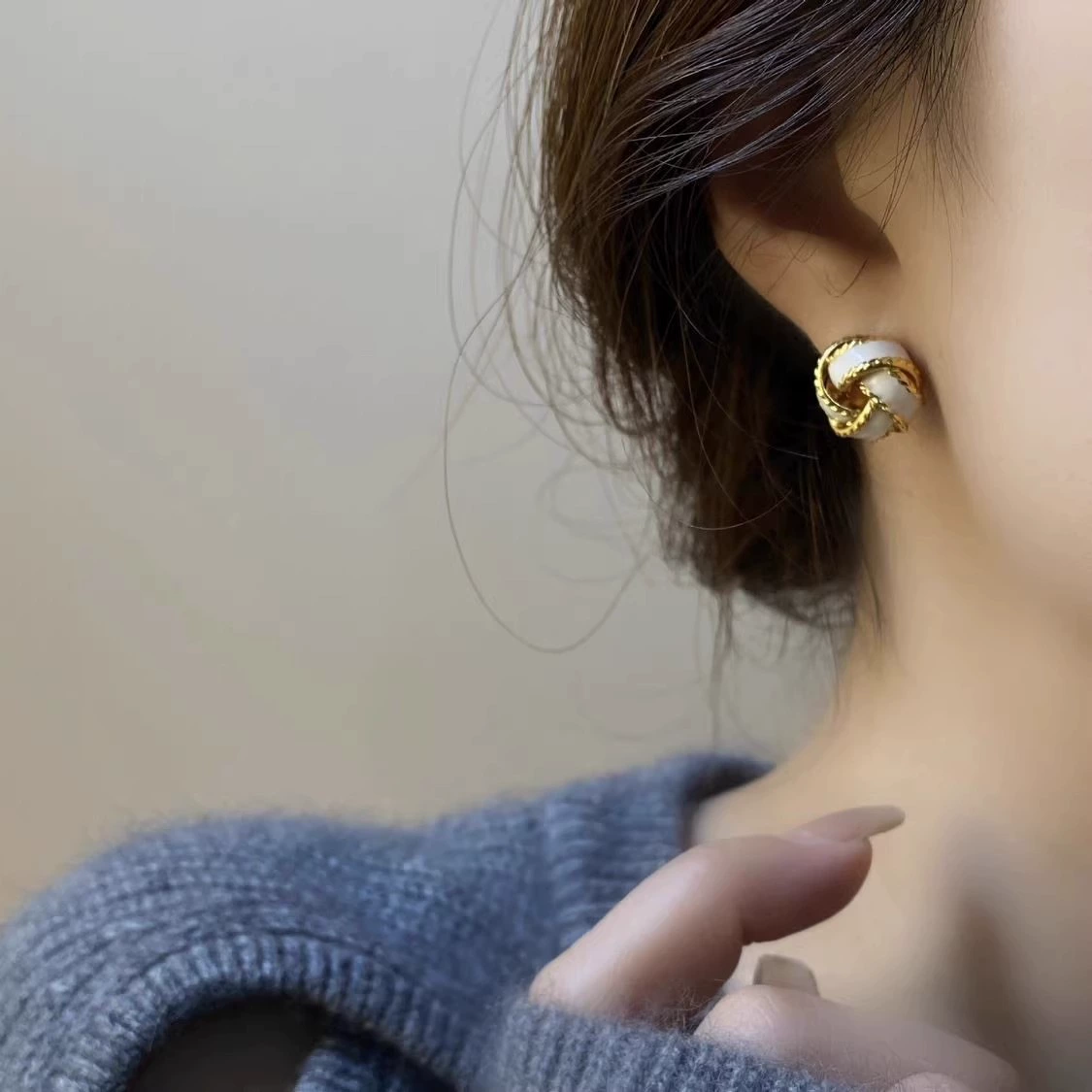 High-end earrings, city style, light luxury style