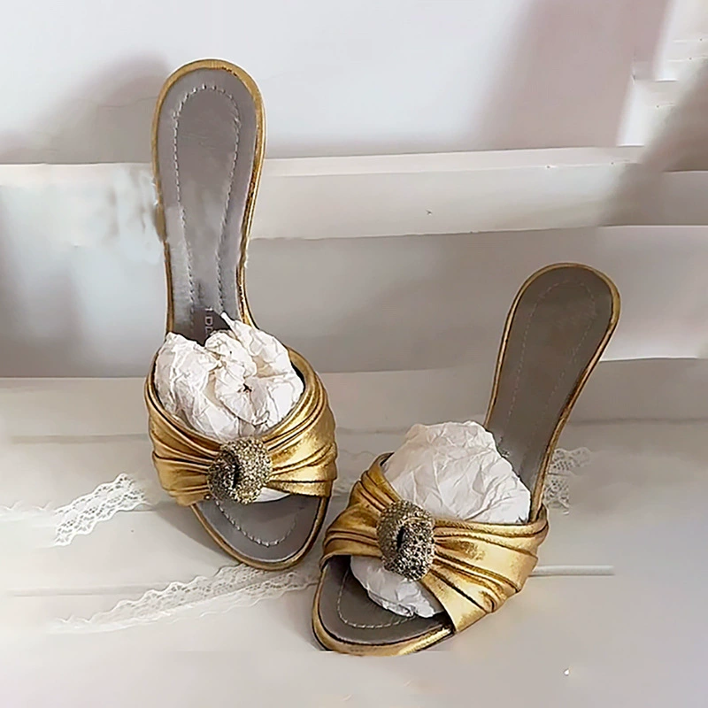 Плиссированные нескользящие тапочки для летней женской обуви 2025 года, новый стиль с золотыми босоножками на высоком каблуке, повседневные и универсальные.
