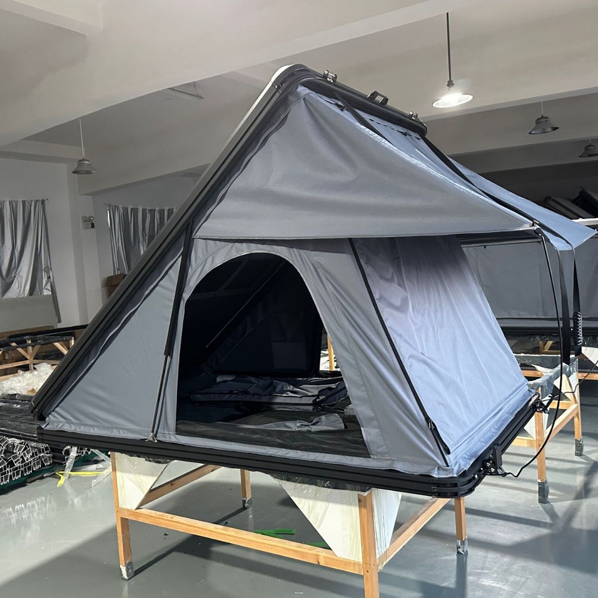 Fabricante mayorista de aleación de aluminio triangular sombrilla techo camping RV al aire libre viaje a prueba de lluvia acampamiento espeso