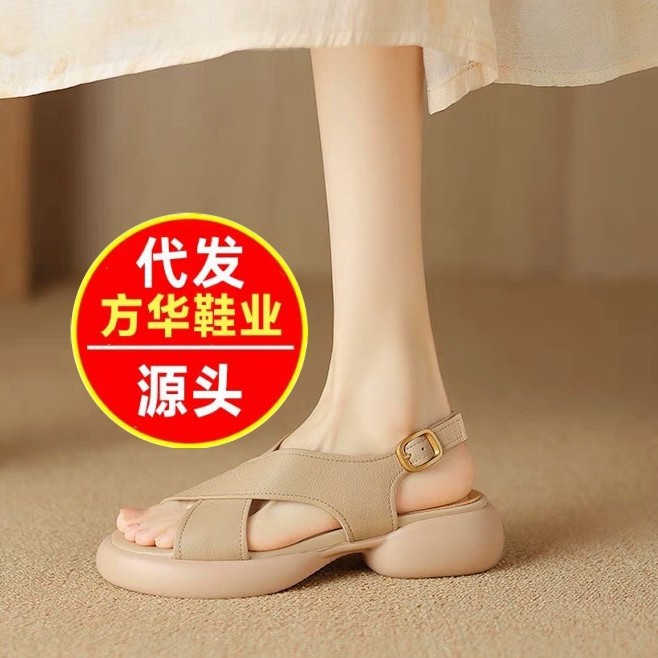 Nuevas sandalias de mujer simples con una sola gruesa y transpirable, zapatos de madre de moda, sandalias de playa de verano 2026.