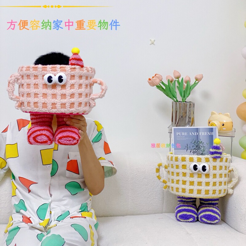 小怪獣は子羊の毛の綿の紐を収納してかごを整理します。|undefined