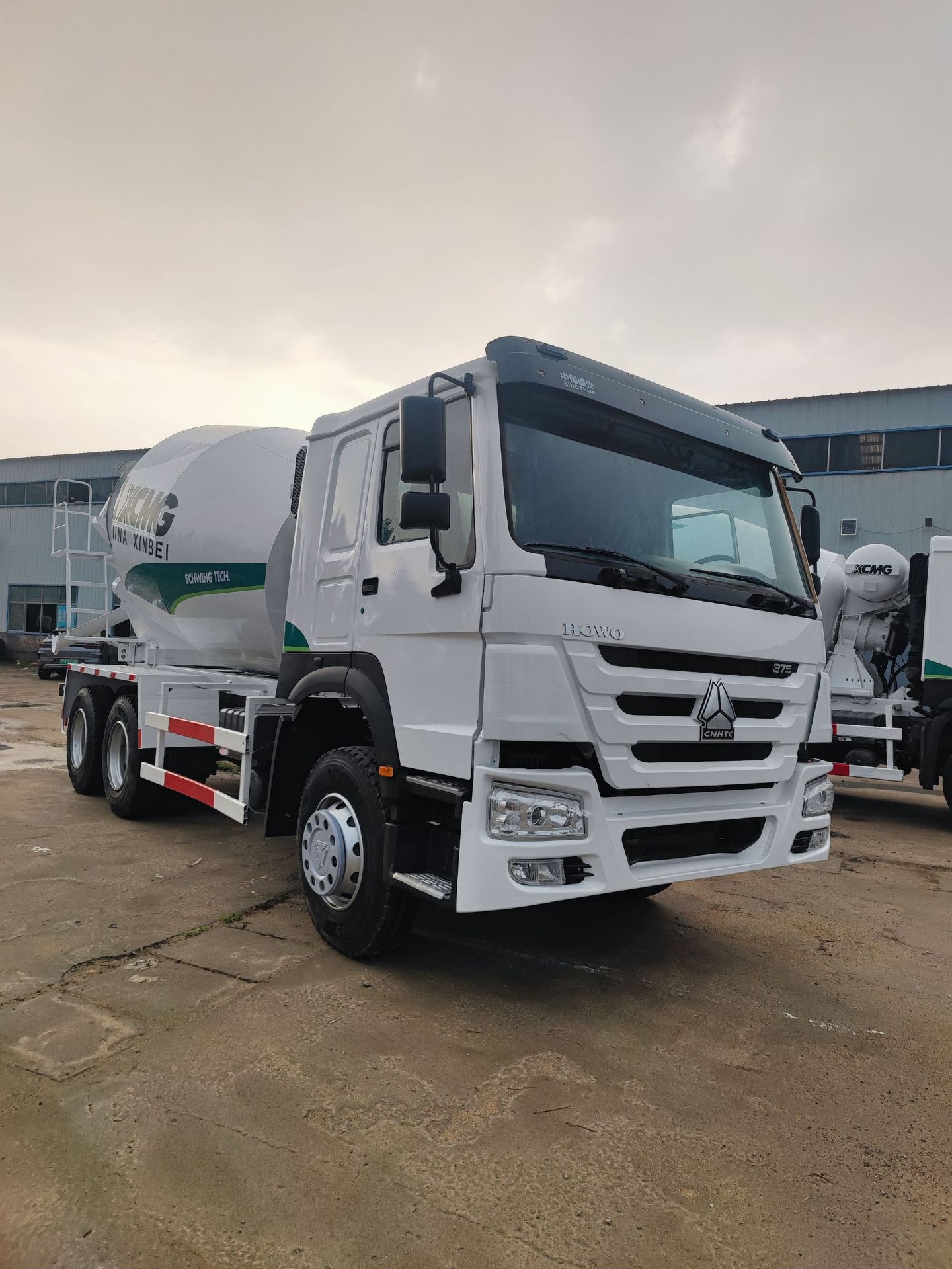 Exporting Howo 350-Horsepower Cement Tanker, Large 12-Cubic-Meter and 14-Cubic-Meter Cement Tanker