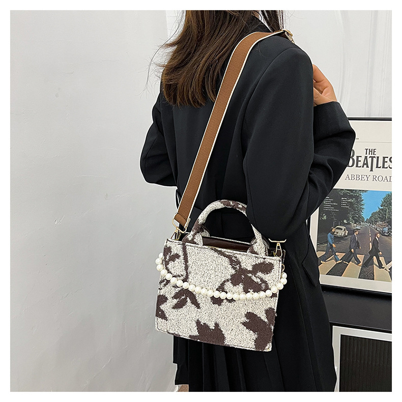 Fashion Retro Handbags Female 2022 Spring New Casual Jacquard Small Pearl Square Bag display picture 3