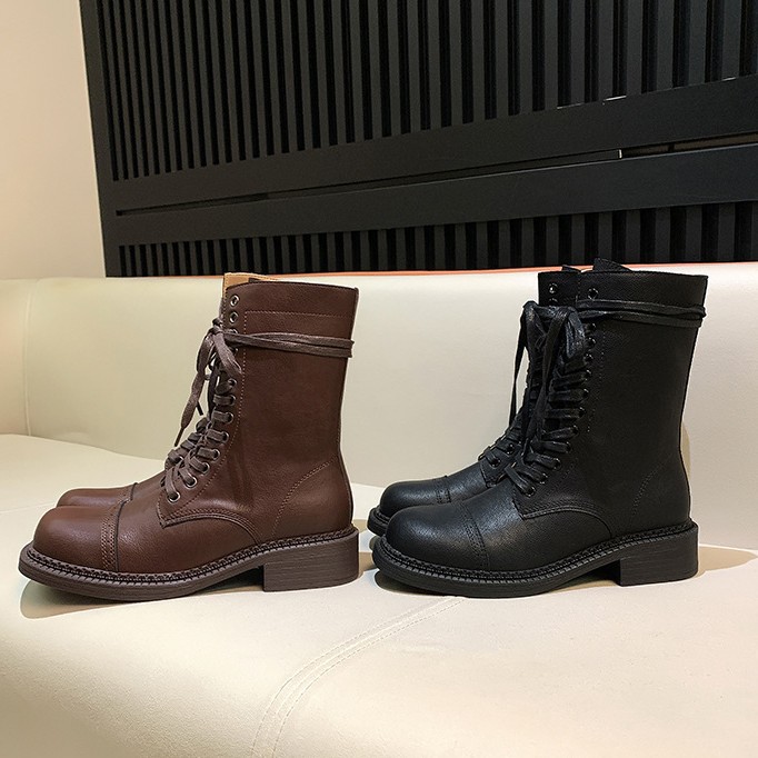 Nuevas botas estilo británico Martin con diseño brogue tallado, botas de motociclista versátiles retro para mujer con punta redonda y cremallera lateral.