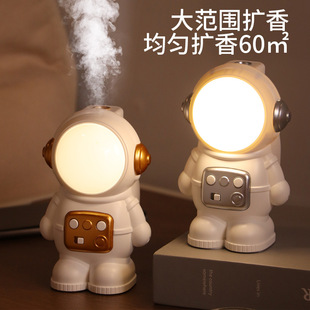 New Mini Astronaut Desktop Humidifier Small Home Bedroom Large Capacity Aromatherapy Machine Autumn and Winter Hydration Instrument