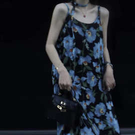 蓝调碎花连衣裙女2026夏季吊带背心度假长裙