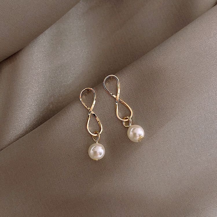 Minimalistic geometric cute earrings from pearl