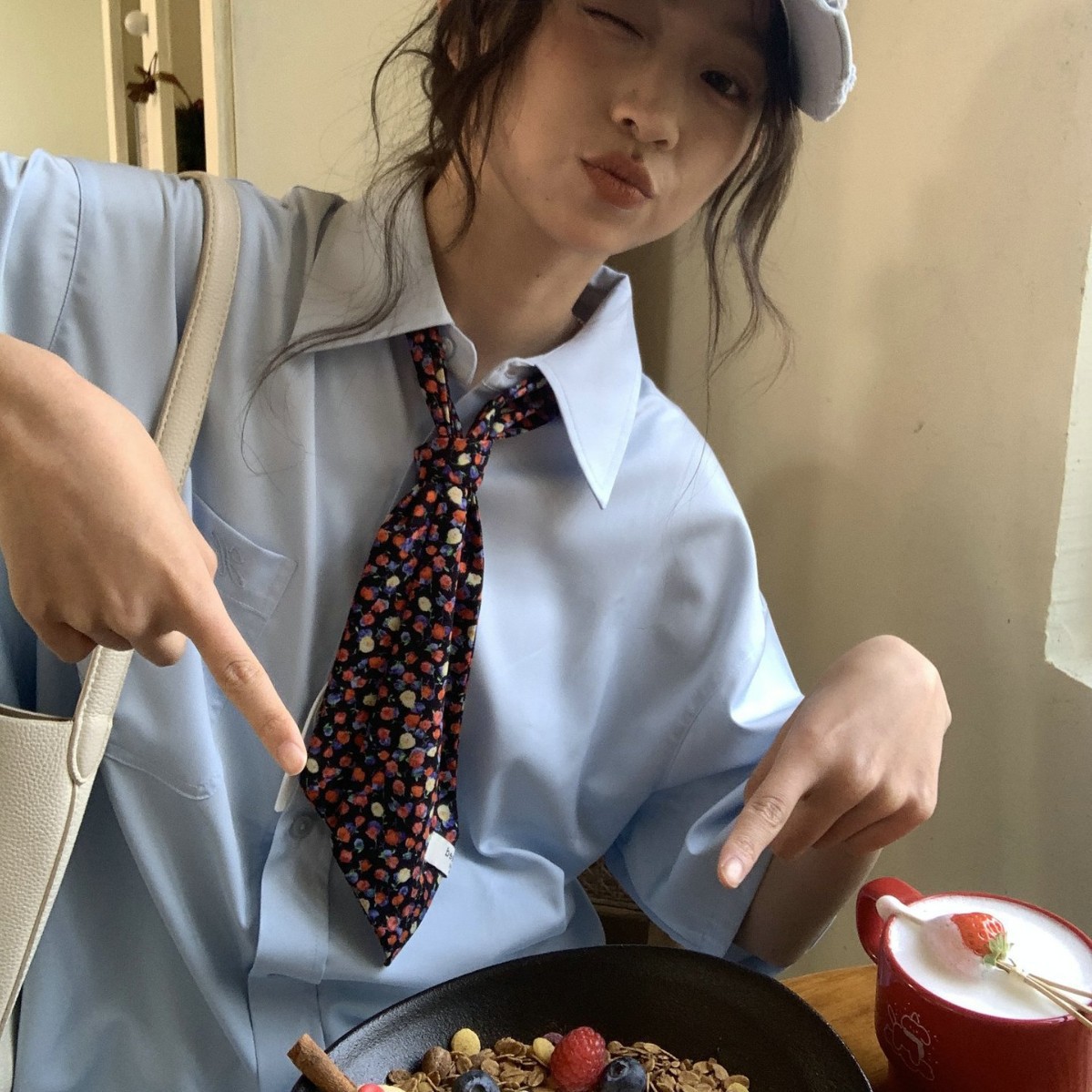 검은 바탕에 꽃무늬