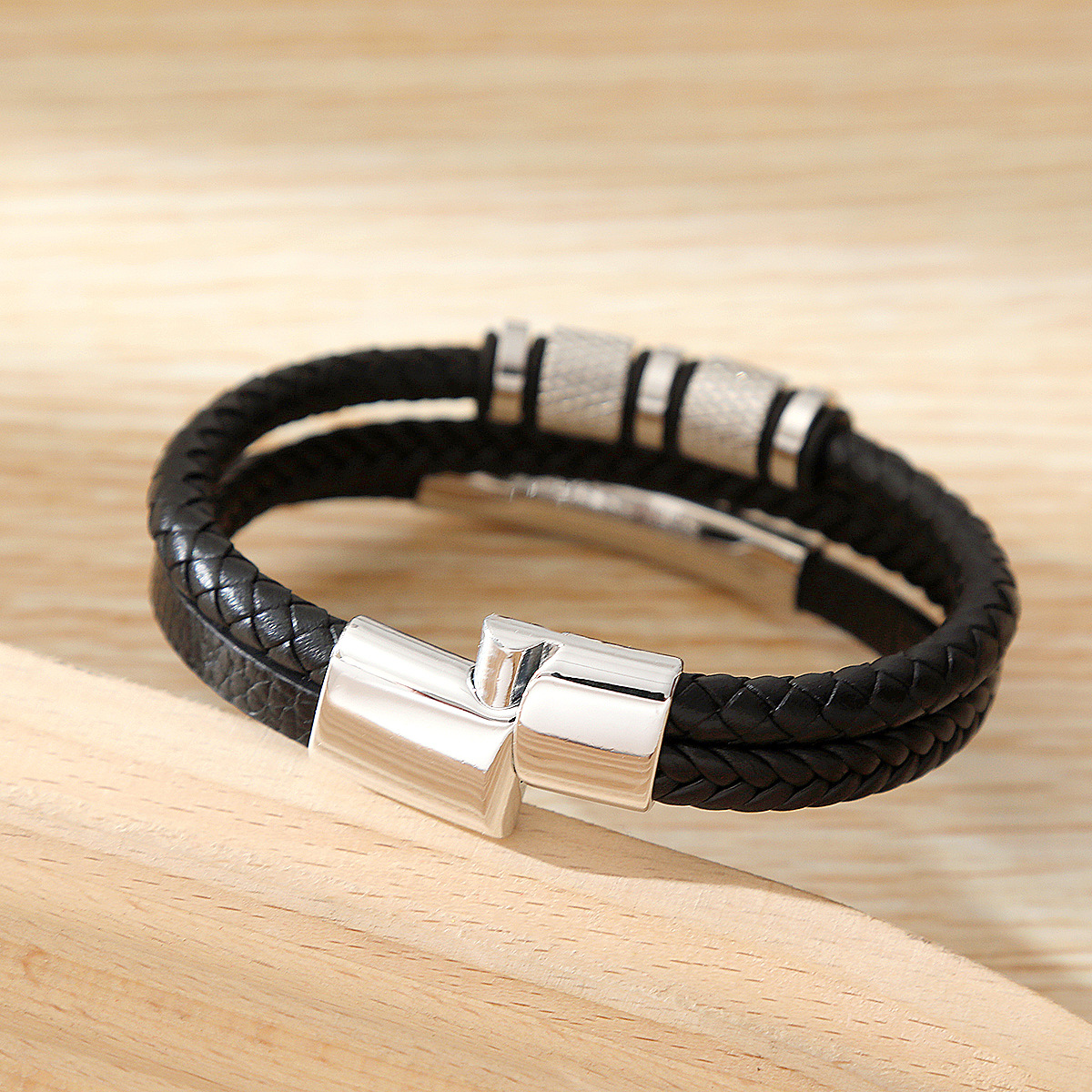 Pulseira masculina multicamada de couro trançado com fecho_voghion.com