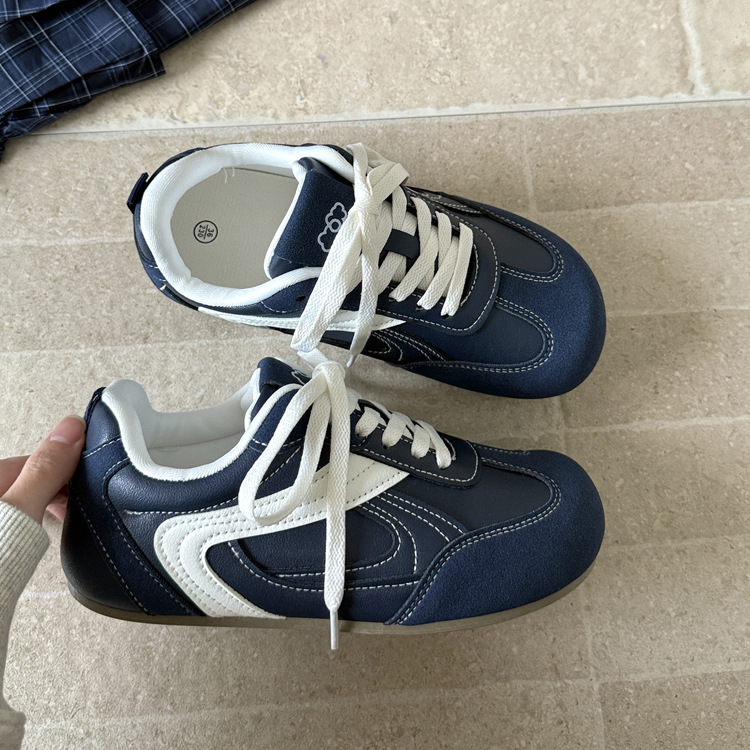 Retro zapatos de entrenamiento alemán para mujeres invierno 2025 nuevos bonitos zapatos blancos de moda zapatos de skate casuales para mujeres