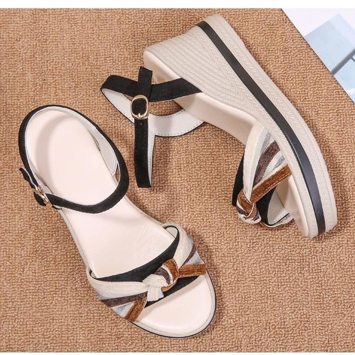Sandalias de taón de pendiente de verano para mujeres muffins de piel suave 2026 nuevos zapatos de mujer de altura delgada y cómodos antideslizantes