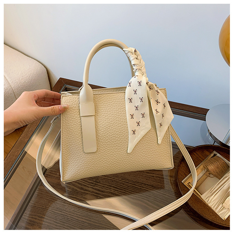 Women's Medium Pu Leather Solid Color Basic Vintage Style Zipper Crossbody Bag display picture 80
