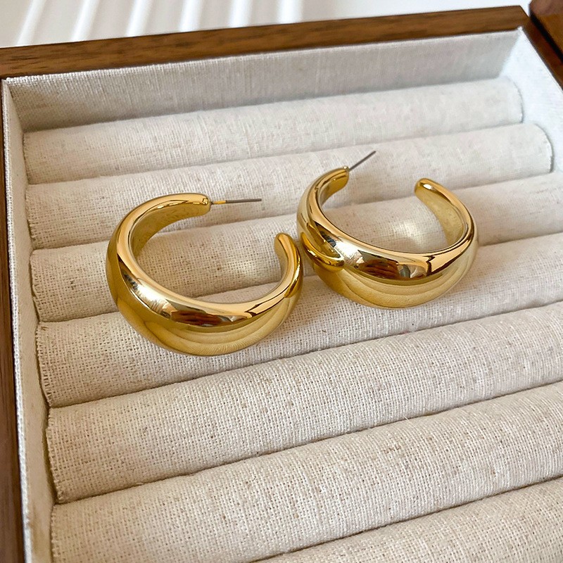 Pendientes geométricos de anillo simple de nuevo estilo transfronterizo de aguja de plata, sentido de diseño, pendientes de lujo simples y ligeros, pendientes de sentido de alta gama de moda al por mayor