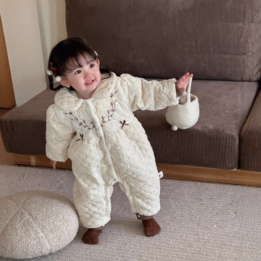 2024 nuevo bebé invierno niña bebé bordado lazo cálido cómodo y grueso lindo mono de bebé