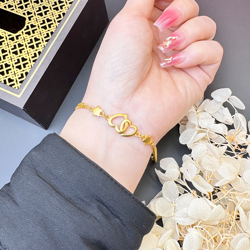 Arena oro pulsera corazón hueco doble corazón desgaste estrella de cinco puntas niñas fresco todo partido simple luz estilo de lujo Yiwu suministro