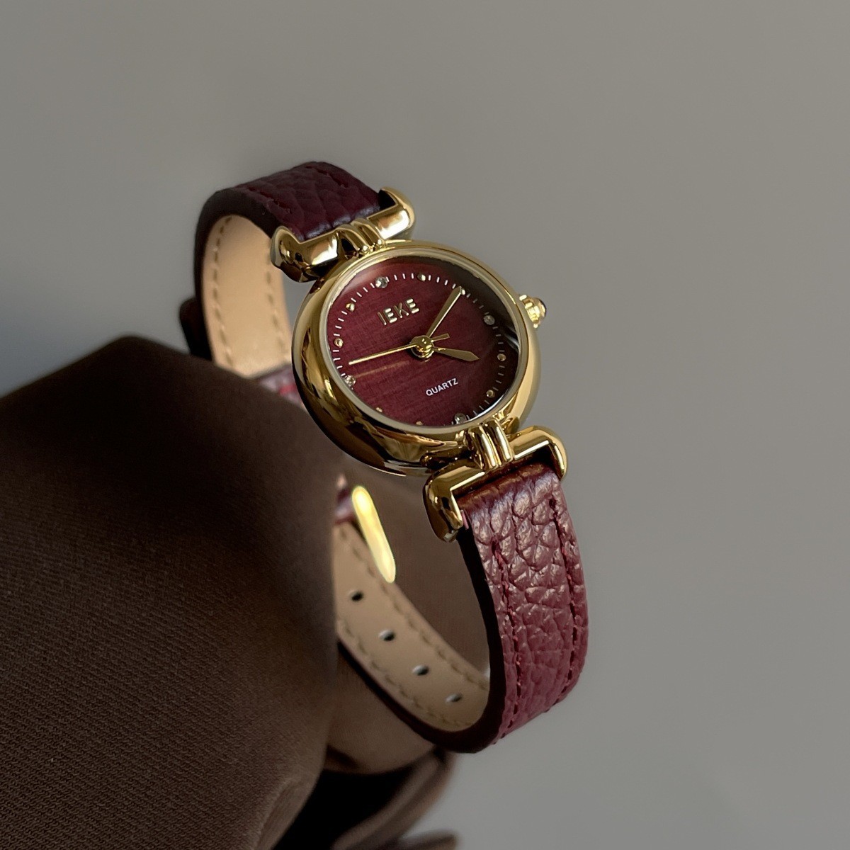 IEKEクロスボーダー小衆安可拉紅中古腕時計女性モデル個性軽豪華小型文字盤生放送プライベート女性時計