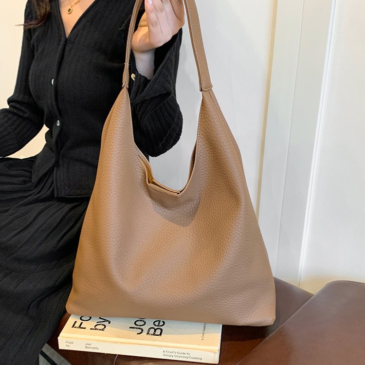 Sosteniendo en la palma de tu mano, un bolso femenino que lleva una vida exquisita