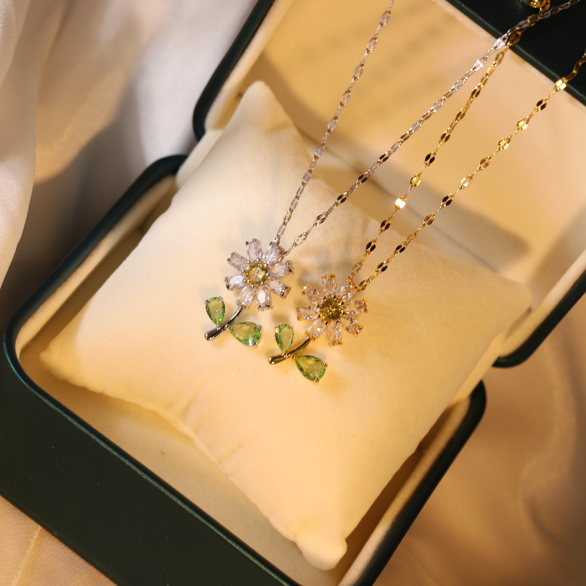 Fashion Flower Titanium Steel Inlay Zircon Pendant Necklace 1 Piece