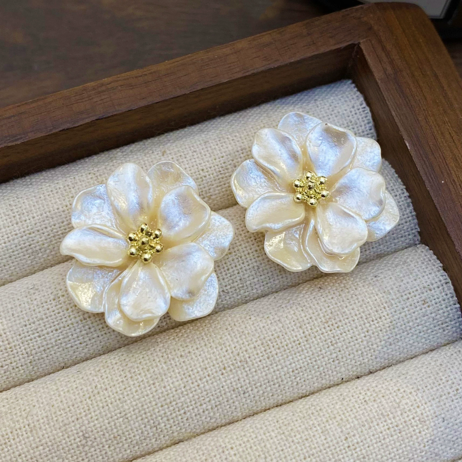 Mountain tea, small design earrings, light luxury style