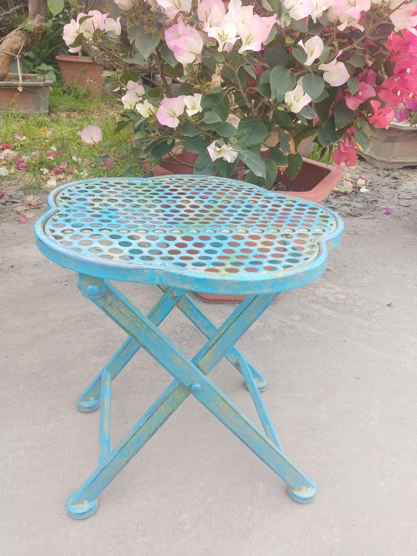 작은 파란색 의자