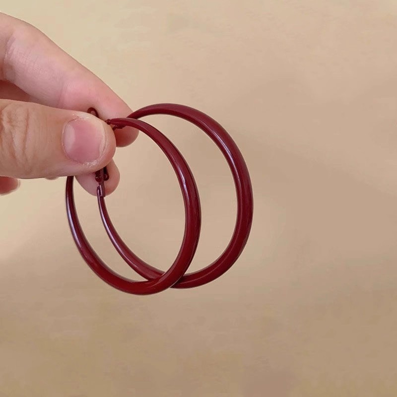 Pendientes de aro lisos para mujer, lujo ligero, pendientes de alta gama, pendientes populares, aretes de diseño exclusivo, aretes de otoño e invierno al por mayor