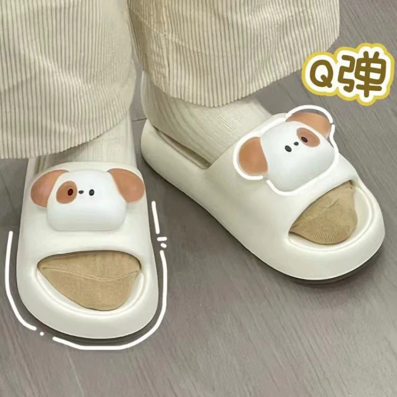 Красные сандалии Tiktok Net, женская летняя верхняя одежда, новинка 2024, милые легкие пляжные тапочки на плоской подошве с героями мультфильмов