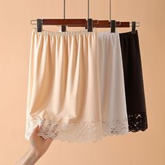 半身のペチコートの防透漢服の中に底のスカートを掛けます。