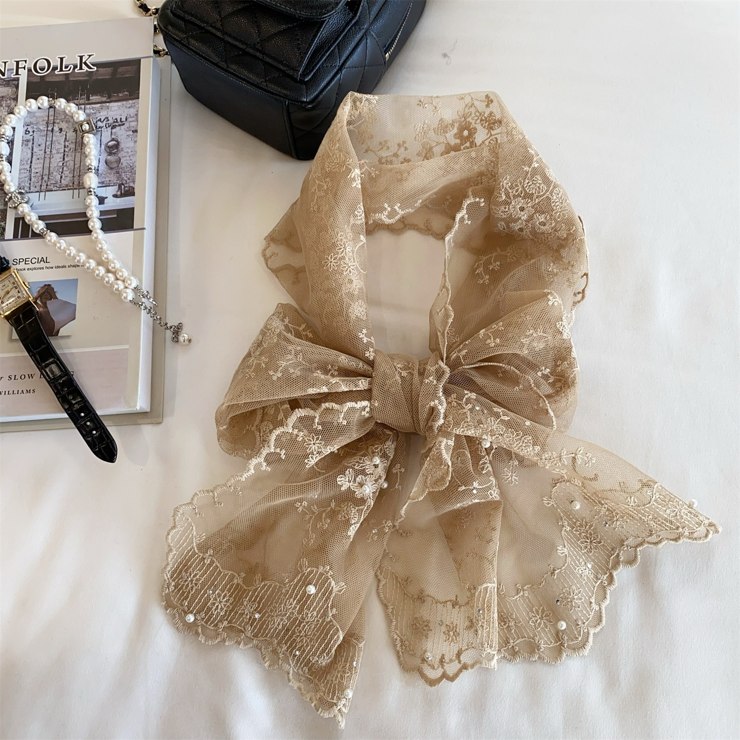 Écharpe comprida de seda com bordado de renda e pérolas_voghion.com