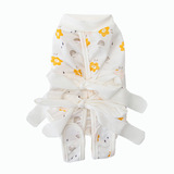 Стерилизованная одежда новой кошки покрыта одеждой с печатной лентой после операции, антиотражающими летними домашними кошками и собаками.