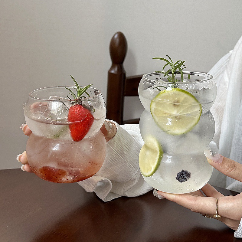 Bloggers con el mismo tipo de tazas de vidrio de gran capacidad en cafetería americana helada taza de jugo de fruta taza de té de fruta